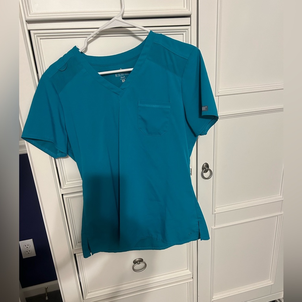 Med Couture Women’s Scrubs Size Medium